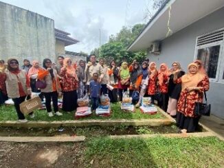 Penyerahan bantuan untuk korban galodo Nagari Lima Kaum oleh Dharma Wanita Persatuan Provinsi Sumbar.