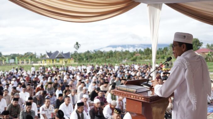 Sholat Idhul Adha 1445 H di Lapangan RTH Mahkota Berlian yang dihadiri Bupati Safaruddin.