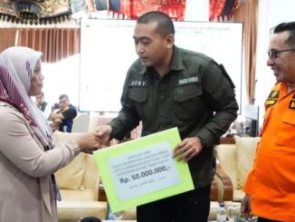 Wagub Sumbar Audy Joinaldy secara pribadi memberikan bantuan sebesar Rp 50 Juta untuk 10 korban banjir bandang di Tanah Datar yang belum ditemukan.
