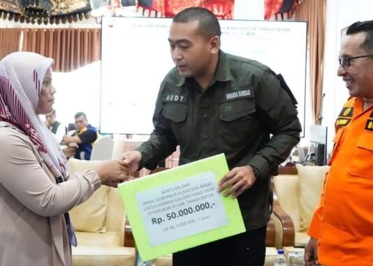 Wagub Sumbar Audy Joinaldy secara pribadi memberikan bantuan sebesar Rp 50 Juta untuk 10 korban banjir bandang di Tanah Datar yang belum ditemukan.