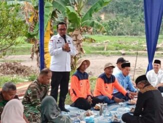 Warga Komplek Perumahan BBR menggelar doa bersama atas selesainya jembatan baily yang dibangun oleh Denzipur DD1 Bukit Barisan.
