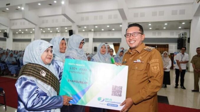 Bupati Eka Putra saat menghadiri Gebyar 1000 Kader PPKBJ se Tanah Datar.