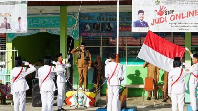 Bupati Eka Putra saat menjadi Irup Upacara Senin Pagi di MAN 4 Sumpur.