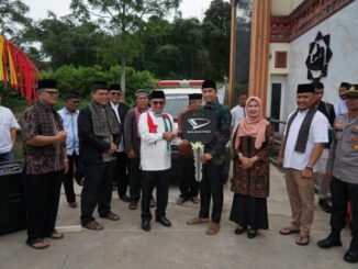 Bupati Eka Putra saat menyerahkan 1 unit ambulance ke Nagari Panyalaian Kecamatan X Koto.