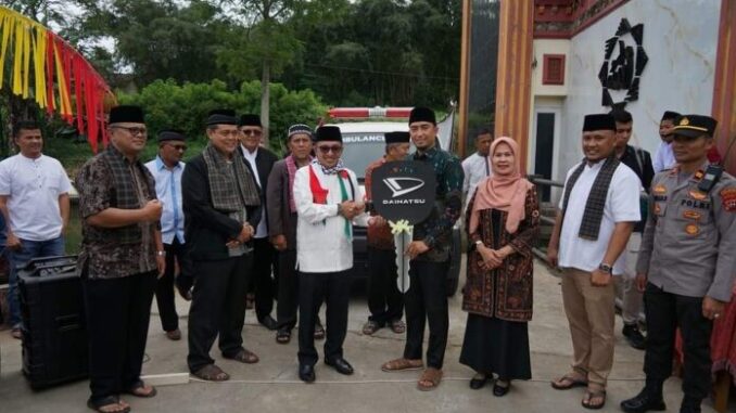 Bupati Eka Putra saat menyerahkan 1 unit ambulance ke Nagari Panyalaian Kecamatan X Koto.