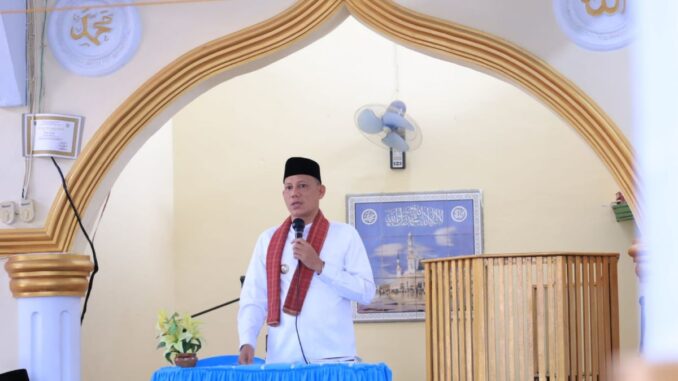 Bupati Sabar AS saat menghadiri wirid pengajian yang dilaksanakan di Masjid Al Ikhlas.