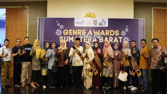 Bupati Safaruddin Bersama Ketua TP PKK menerima Penghargaan Ayah dan Bunda GenRe Pengayom Sumatera Barat.