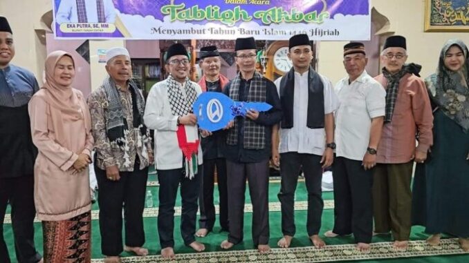 Bupati Tanah Datar menyerahkan ambulance kepada perwakilan Nagari Pitalah Kecamatan Batipuh.