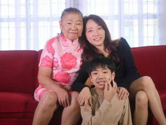 Kenneth Trevi, Penyanyi lagu Nama Terbaik bersama mama dan omanya. (Dok. Istimewa)