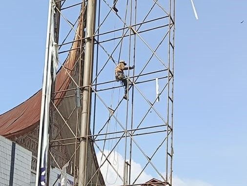 Konstruksi baliho terbesar di Pasar Batusangkar yang dibongkar oleh Pemda Tanah Datar.