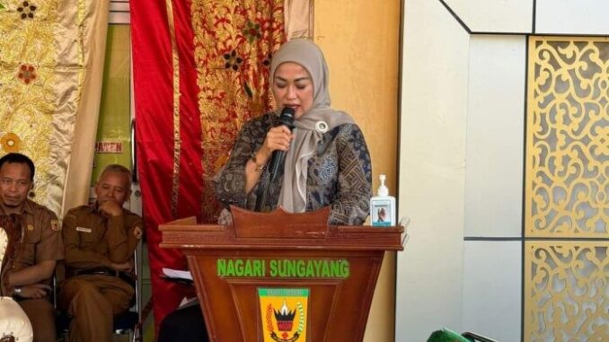 Ny.Lise Eka sedang memberikan sambutan.