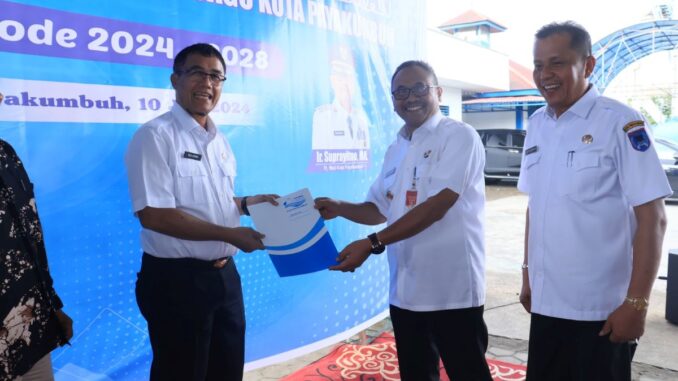 PJ Wako Payakumbuh saat pengukuhan Dewan Pengawas Perumda Air Minum Tirta Sago (PAMTIGO) Kota Payakumbuh.