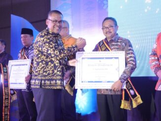 PJ.Wako Payakumbuh dan Pj.TP.PKK juga meraih gelar Ayah dan Bunda Genre Pengayom dari Perwakilan BKKBN Provinsi Sumatera Barat.