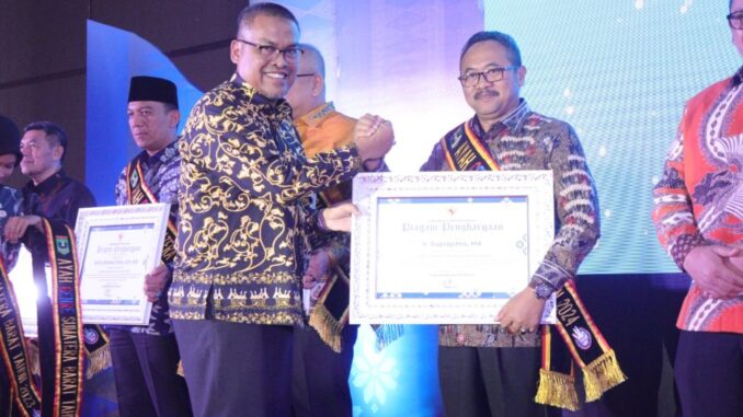 PJ.Wako Payakumbuh dan Pj.TP.PKK juga meraih gelar Ayah dan Bunda Genre Pengayom dari Perwakilan BKKBN Provinsi Sumatera Barat.