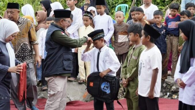 Penyerahan bantuan untuk masyarakat Nagari Parambahan Kecamatan Lima Kaum yang terkena musibah banjir bandang.