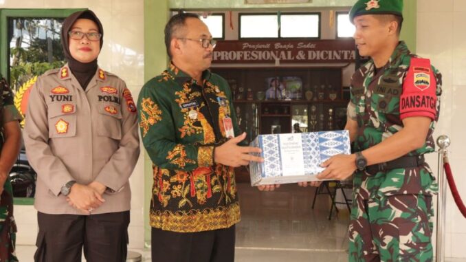 Pj Wako Payakumbuh saat menyerahkan bantuan untuk Satgas Pamtas RI-PNG.