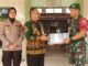 Pj Wako Payakumbuh saat menyerahkan bantuan untuk Satgas Pamtas RI-PNG.