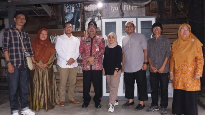 Pj Wali Kota Payakumbuh saat meyerahkan bantuan rak buku untuk Komunitas Intro.