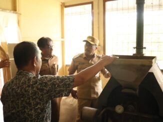Pj Walikota Payakumbuh saat mengunjungi pabrik pengolahan coklat asal Payakumbuh.