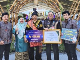 Pj. Wako Payakumbuh terima lencana inisiator inovasi dan penghargaan.