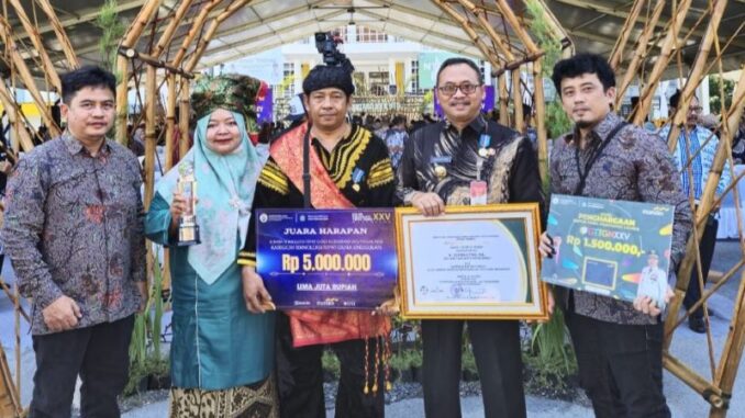 Pj. Wako Payakumbuh terima lencana inisiator inovasi dan penghargaan.