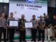 Pj. Wali Kota Payakumbuh memberikan penghargaan kepada Kapolres Payakumbuh dalam rangka HUT Bhayangkara.