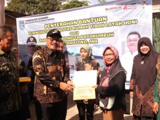 Pj. Wali Kota Payakumbuh saat mengunjungi kediaman baru Sutri Ningsih di Kelurahan Padang Tangah Payobada.