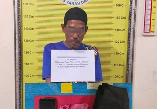 RS (terduga pelaku) dan barang bukti.