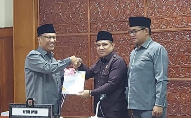 Rancangan KUA PPAS 2025 dan Perubahan KUA PPAS 2024 Kota Bukittinggi telah disampaikan Wawako kepada DPRD.