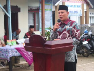 Sabar AS saat menyerahkan bibit ketahanan pangan di Nagari Aia Manggih Utara.