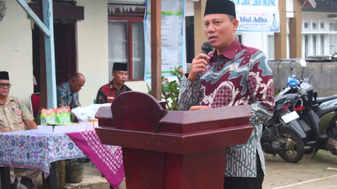 Sabar AS saat menyerahkan bibit ketahanan pangan di Nagari Aia Manggih Utara.