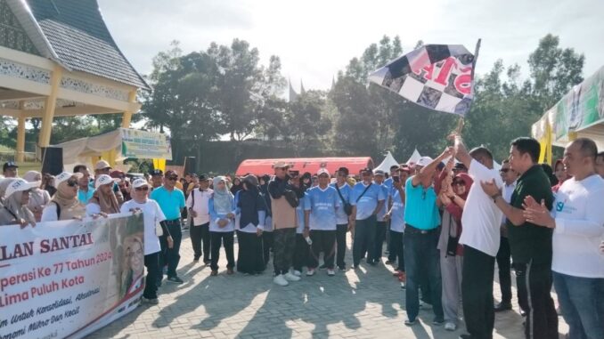 Sekda Herman melepas peserta gerak jalan santai.