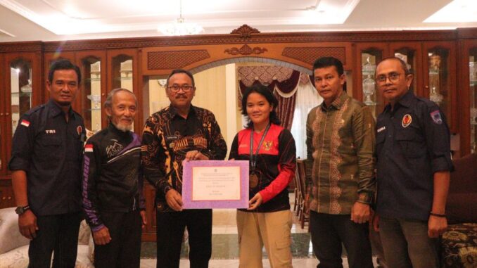 Tiga Atlet Paralayang dari Kota Payakumbuh berhasil mengukir prestasi di kejuaraan internasional yang dilaksanakan di Lombok Tengah.