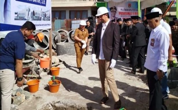 Wako Bukittinggi lakukan peletakan batu pertama pembangunan Puskesmas Birugo.