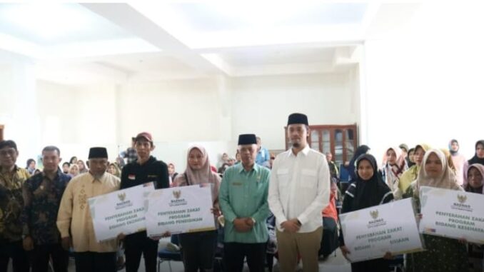 Wako Erman Safar salurkan secara simbolis Zakat senilai Rp 63 Juta dari Baznas.