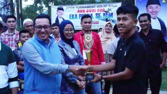 Bupati Eka Putra bersama pemenang Open Turnamen Volly Ball ADR Ke II.