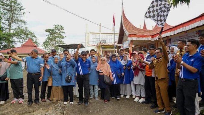 Bupati Eka Putra melepas peserta jalan santai.
