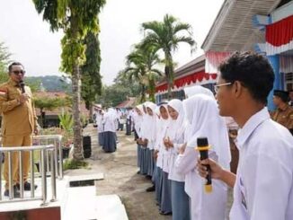 Bupati Eka Putra saat menjadi Inspektur Upacara Senin Pagi di SMKN 1 Batusangkar.