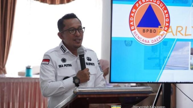Bupati Eka Putra saat sosialisasi dan pendampingan pemasangan EWS.