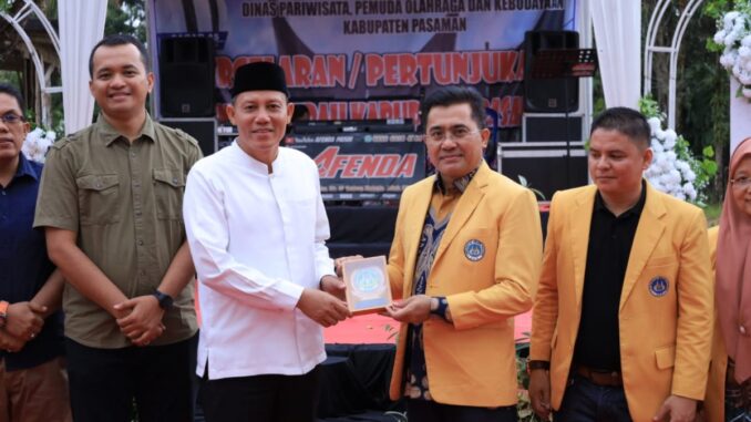Bupati Sabar AS dalam acara pembukaan kegiatan Bumi Bakti Mahasiswa UNP di Taman Khatulistiwa Bonjol.