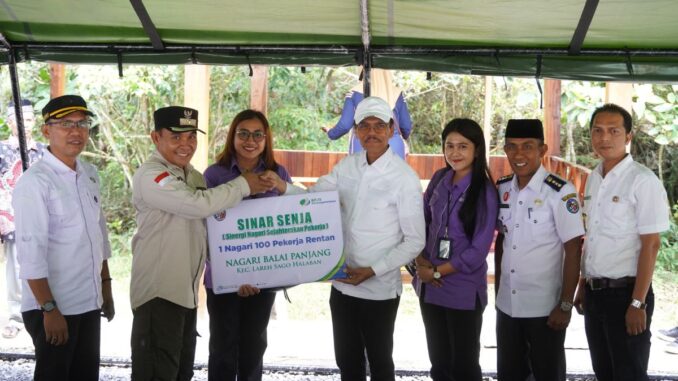 Bupati Safaruddin Puji Inovasi Sinar Senja Nagari Balaipanjang yang pertama di Limapuluh Kota mendaftarkan pekerjanya menggunakan dana desa.