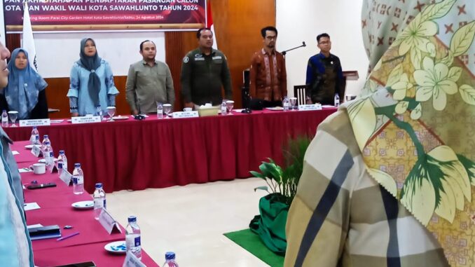Komisioner KPU Kota Sawahlunto dan Sekretaris KPU dan Undangan Lainnya saat menyanyikan Indonesia Raya.