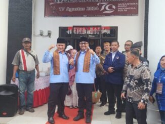 Pasangan calon Bupati dan Wakil Bupati Batu Bara Darwi-Oky mendaftarkan diri ke KPU.