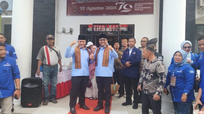 Pasangan calon Bupati dan Wakil Bupati Batu Bara Darwi-Oky mendaftarkan diri ke KPU.
