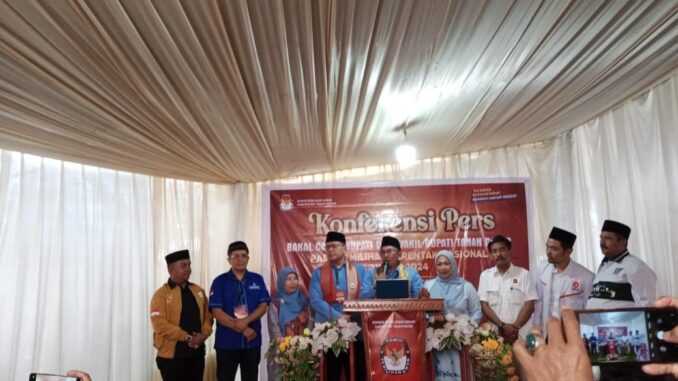 Paslon Bupati Tanah Datar Eka Putra-Ahmad Fadly mendaftar ke KPU.