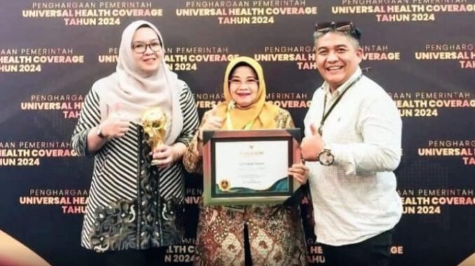 Pemko Bukittinggi meraih UHC Award tahun 2024 kategori madya.