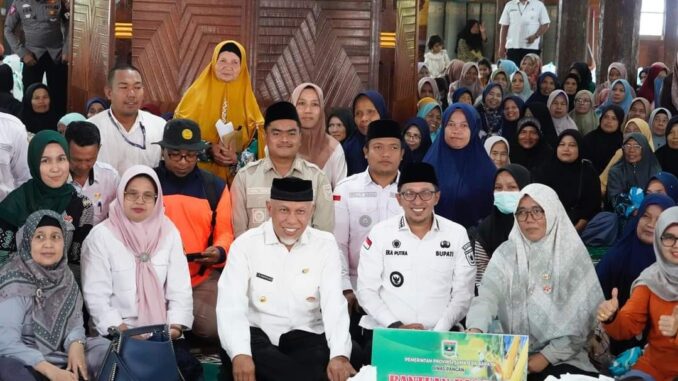 Penyerahan sebanyak 650 paket sembako oleh Gubernur Mahyeldi.