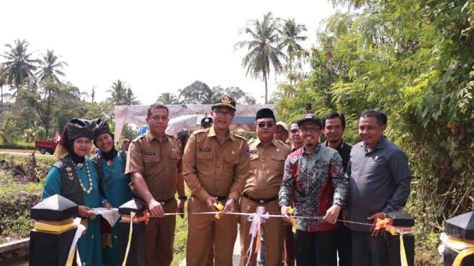 Peresmian jembatan Titian Konsen oleh Sekdako Rida Ananda.