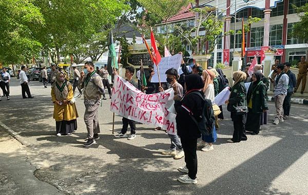 Puluhan mahasiswa lakukan aksi damai di depan Kantor DPRD Pessel.