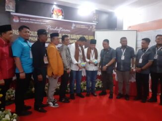 Ribuan massa mengantarkan calon bupati dan wakil bupati Batu Bara Zahir - Aslam mendaftarkan diri ke KPU.